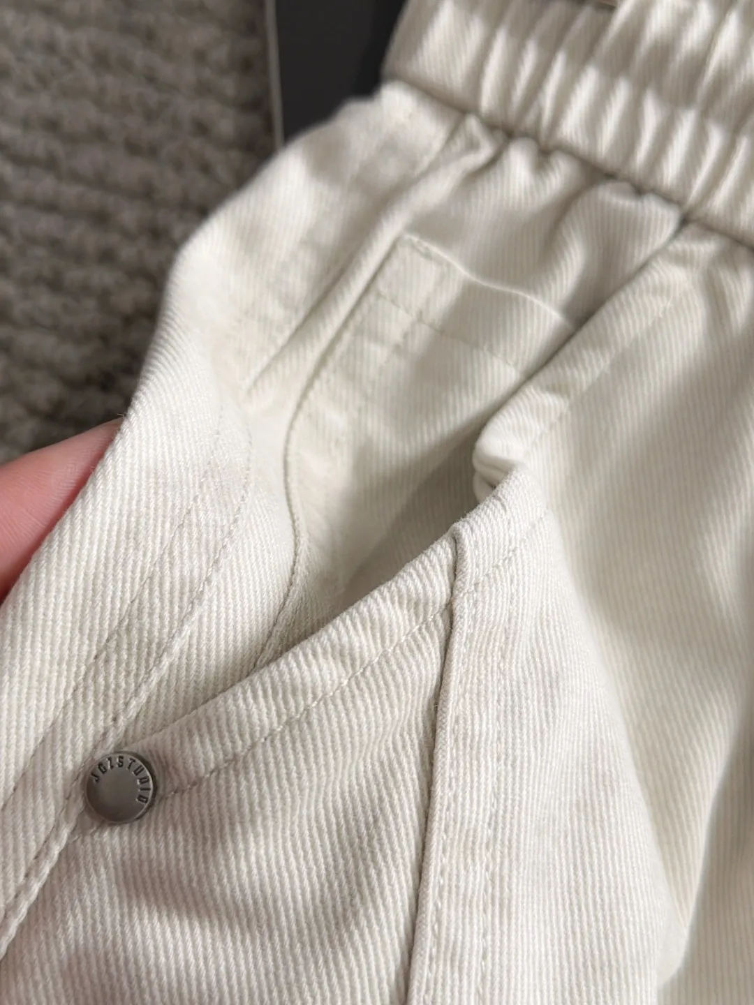Next day shipment P195 Balenciaga High Quality 2026 Autumn and Winter New Arrival elastic band casual pants, counter-customized fabrics, Breathable, high comfort, impeccable details, brand element design concept, reflecting high quality. It feels delicate and soft! It presents a casual cut and the upper body shape is great! Sizes:S-3XL